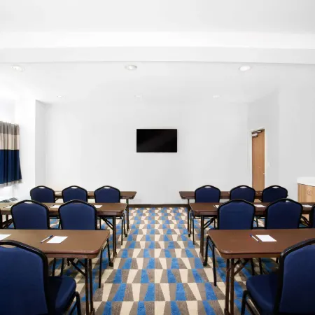 Microtel by Wyndham Vernal / Naples Отели в г. Винта Каунти