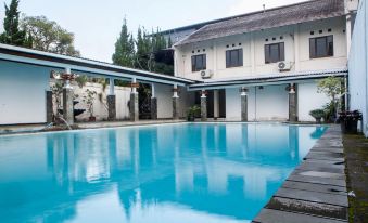 RedDoorz Plus Near Floating Market Lembang - Housity
