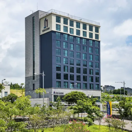 Jeju Pureun Hotel Отели рядом с достопримечательностью «Парк развлечений Seri World»