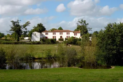 Le Logis de la Lande Hotels near Floral Park Court Aron