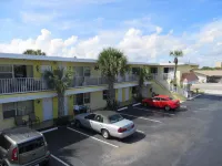 Sand Castle Motel - parking