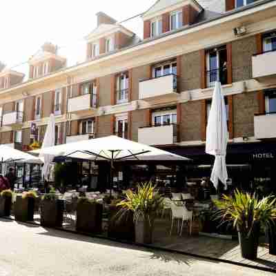 Hôtel les Bains Hotel Exterior