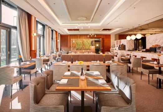 5. 히페리온 호텔 ..