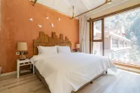 Immersing Hotel (Wenchuan Wolong Shoumoren)