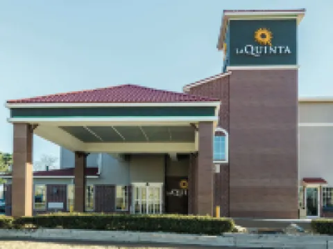 La Quinta Inn & Suites by Wyndham Kansas City Airport Hotels in Kansas City