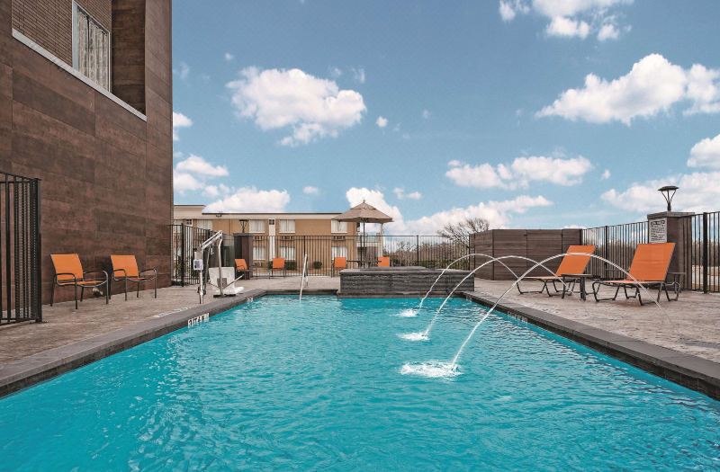 La Quinta Inn & Suites by Wyndham Dallas Grand Prairie North photo 2