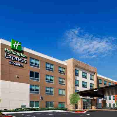 Holiday Inn Express & Suites Chanute Hotel Exterior