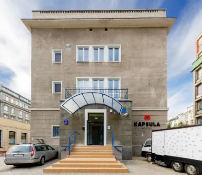 Kapsuła Hostel Warszawa Отели рядом с достопримечательностью «Скульптура «Мальчик и лебедь»»