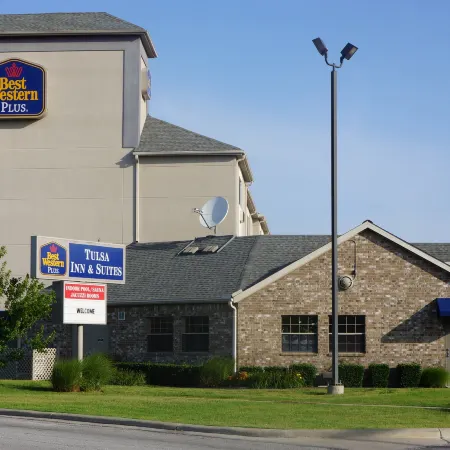 Best Western Plus Tulsa Inn  Suites Отели рядом с достопримечательностью «Лафорчун Парк»