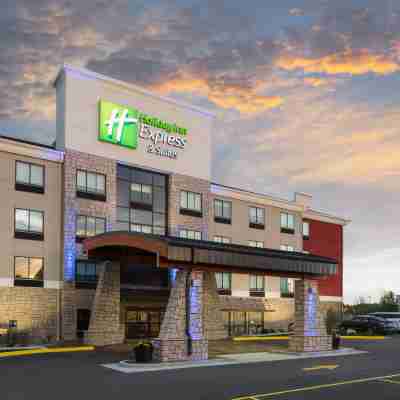 Holiday Inn Express & Suites Bismarck Hotel Exterior