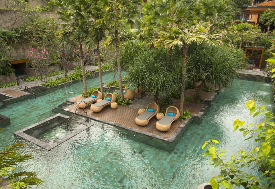4. Hotel In..