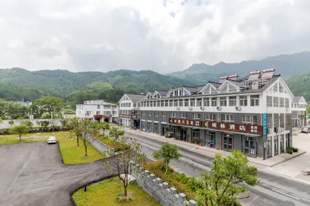 Tianzhushan Longrun Holiday Hotel Отели рядом с достопримечательностью «Sanzu Temple»