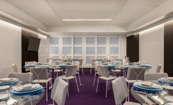 3. Yotel Bo..