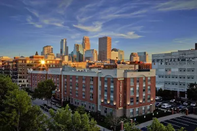 TownePlace Suites Minneapolis Downtown/North Loop Hotel berhampiran Minnesota Museum of American Pattern Glass