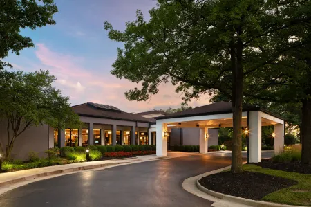 Courtyard Cincinnati Blue Ash Отели рядом с достопримечательностью «Serene Suites Premier Memory Care»