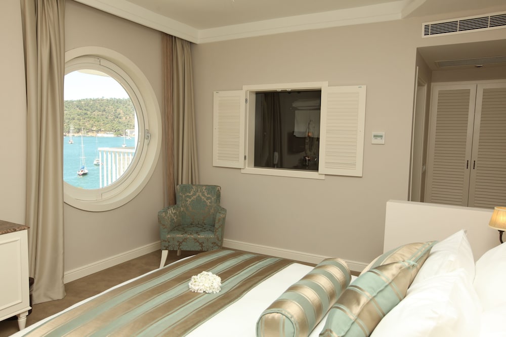 Yacht Classic Hotel- Boutique Class