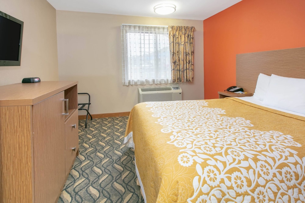 Days Inn & Suites by Wyndham Arlington Near Six Flags