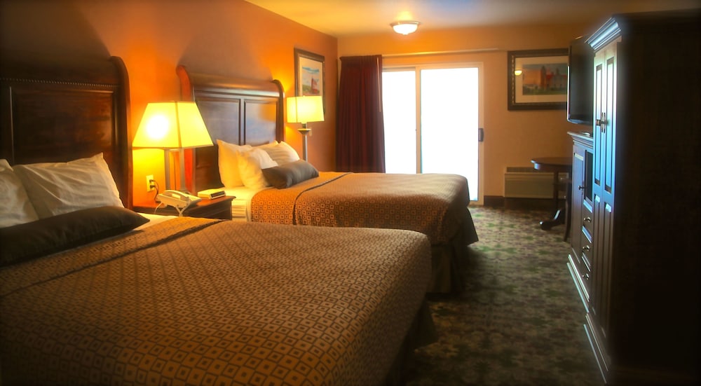 Ramada by Wyndham Mackinaw City Waterfront