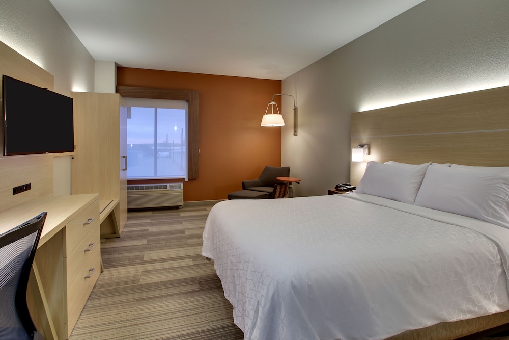 Holiday Inn Express & Suites - Interstate 380 at 33rd Avenue, an Ihg Hotel