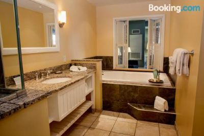 King Suite with Sofa Bed Watkins Glen Harbor Hotel Photo