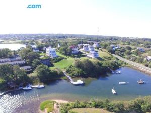 Payne's Harbor View Inn