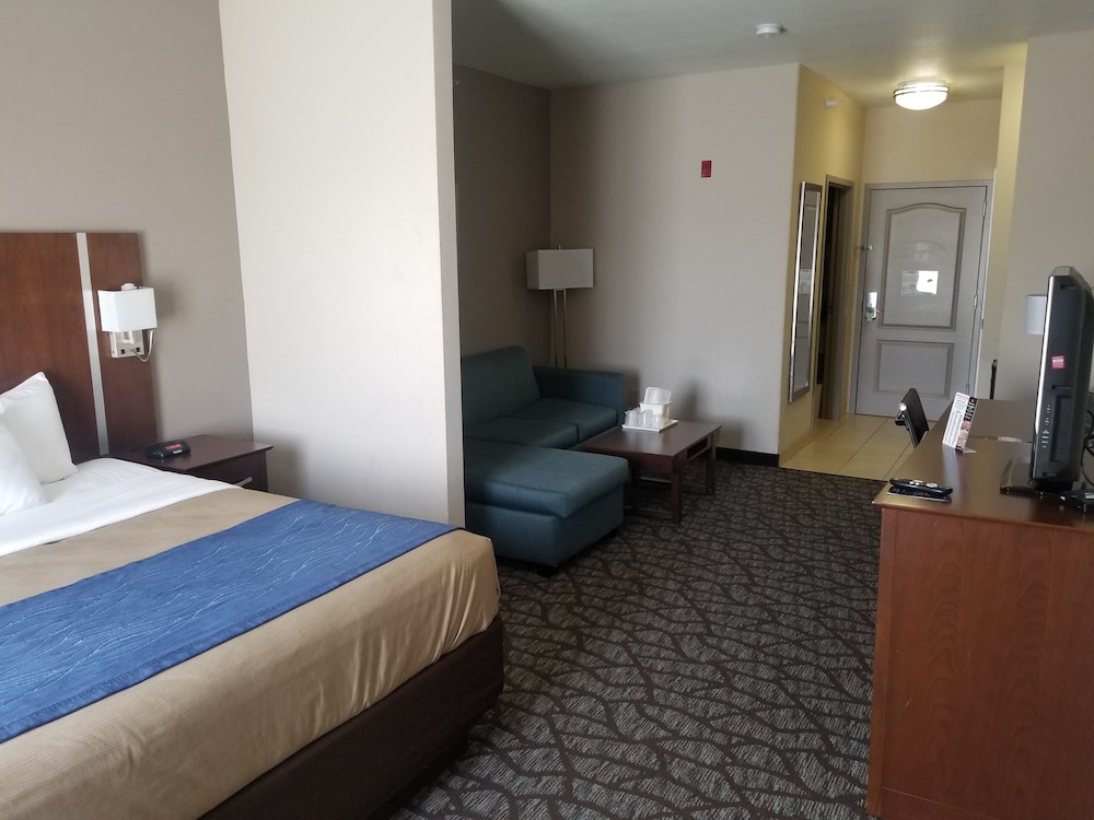 Holiday Inn Express & Suites Junction City