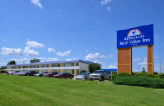 Quality Inn & Suites Vandalia Near I-70 and Hwy 51 Hotels in 
