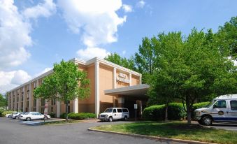 Best Western Plus Richmond Airport Hotel