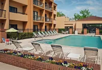 Courtyard Greensboro - بار