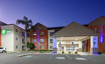Holiday Inn Express & Suites Tulare