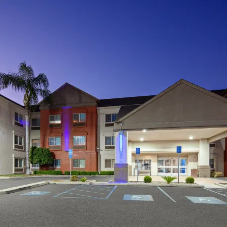 Holiday Inn Express & Suites TULARE by IHG