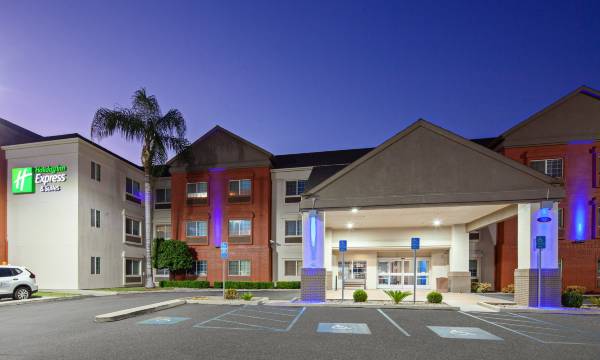 Holiday Inn Express & Suites Tulare by IHG