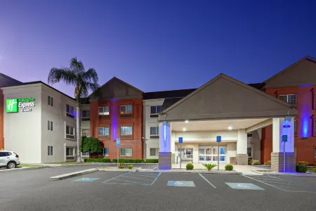Holiday Inn Express & Suites Tulare Отели рядом с достопримечательностью «Rite Aid»