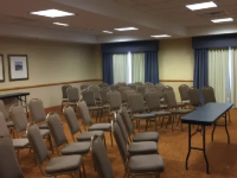 La Quinta Inn & Suites by Wyndham Montgomery Hotels in Montgomery