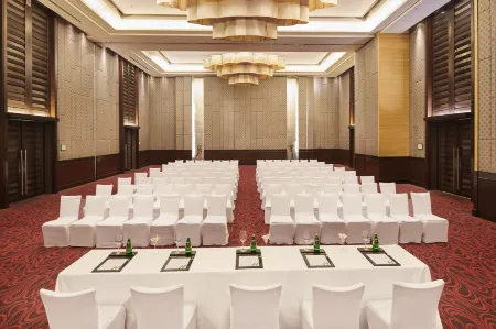 Holiday Inn Mumbai International Airport Отели рядом со станцией Lokmanya Tilak Terminus