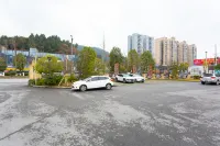River & Holiday Rezen Hotel Daozhen - parking