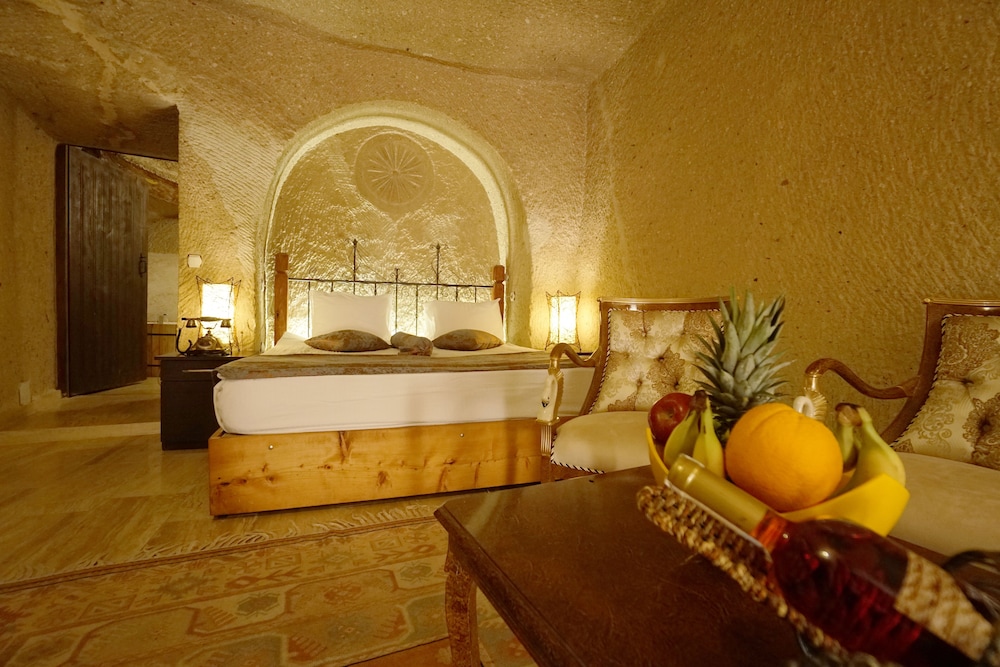 Roma Cave Suite