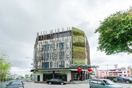 Roxy Hotel Padungan Отели рядом с достопримечательностью «New Sarawak State Legislative Assembly Bldg»