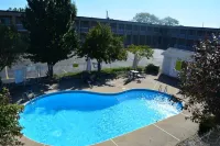 Super 8 by Wyndham Windsor/Dougall - Pools