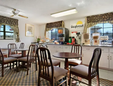 Days Inn & Suites by Wyndham Athens Alabama