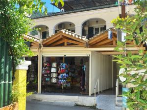 Holiday Studio Apartments Yannis on Agios Gordios Beach in Corfu