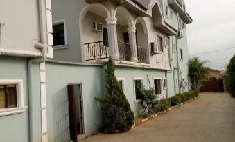 a row of houses with a driveway and bushes in front of them , all of which have balconies at Brentwood Hotel