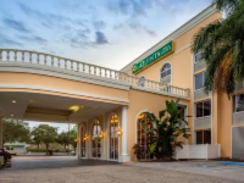 薩拉索塔市中心拉昆塔温德姆套房酒店 鄰近Ringling College of Art and Design的酒店