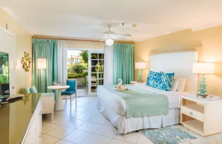 Bay Gardens Beach Resort & Spa Отели рядом с достопримечательностью «Редут Бич»