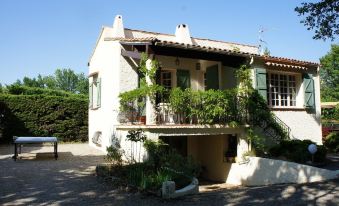 Charming Holiday Home in Régusse, Provence with Terrace