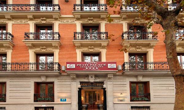 Petit Palace Lealtad Plaza