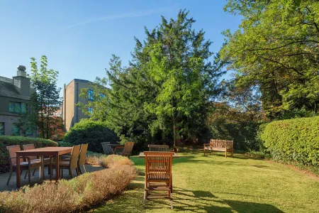 B&B Hotel Brussels Centre Louise Отели рядом с достопримечательностью «Аббатство Камбр»