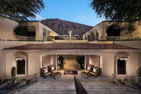 The Canyon Suites at the Phoenician, a Luxury Collection Resort, Scottsdale Отели рядом с достопримечательностью «On The Edge Gallery»