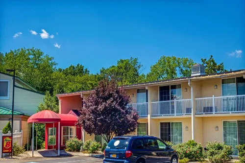 HomeSpring Inn & Studios