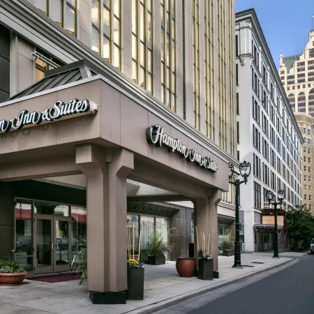 Hampton Inn & Suites Milwaukee-Downtown